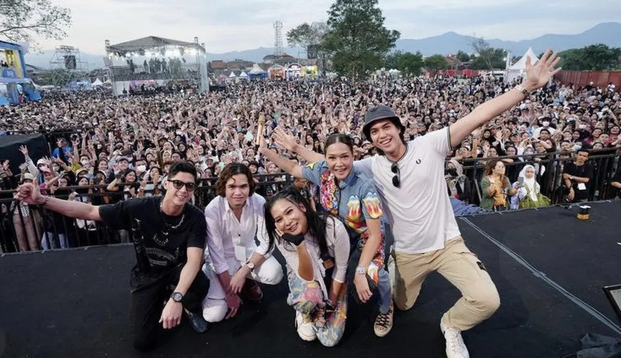 Kekompakan tak hanya sampai di situ, Maia yang tampil mengenakan setelan denim berpatch didampingin ketiga anaknya berbusana kasual saat manggung. Credit: Instagram  (@maiaestiantyreal)