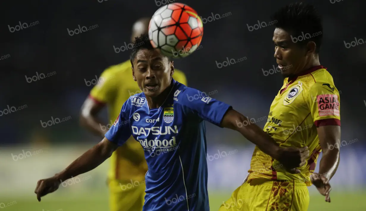 Pemain Persib, Samsul Arif (kiri) berebut bola dengan pemain Sriwijaya FC dalam laga Torabika Soccer Championship 2016 di Stadion Si Jalak Harupat, Bandung, Sabtu (30/4/2016). (Bola.com/Vitalis Yogi Trisna)