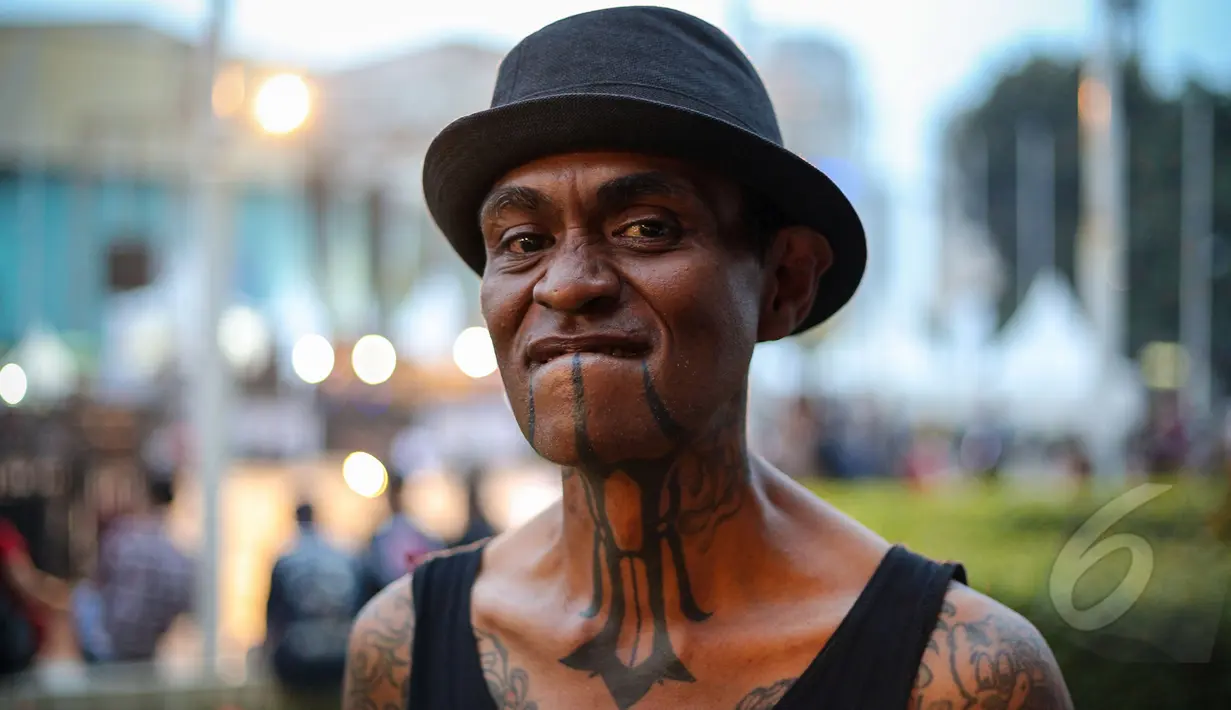 Sejumlah wajah nyentrik bermunculan di acara Indonesia Greaser Party 2015, Plaza Barat Senayan, Jakarta, Minggu (12/4/2015). Body piercing dan tattoo menjadi ciri khas tersendiri. (Liputan6.com/Faizal Fanani)