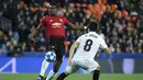 Aksi gelandang Man United, Paul Pogba pada laga terakhir grup H Liga Champions yang berlangsung di stadion Mestalla, Valencia, Rabu (13/12). Manchester United kalah 1-2 atas Valencia. (AFP/Jose Jordan)