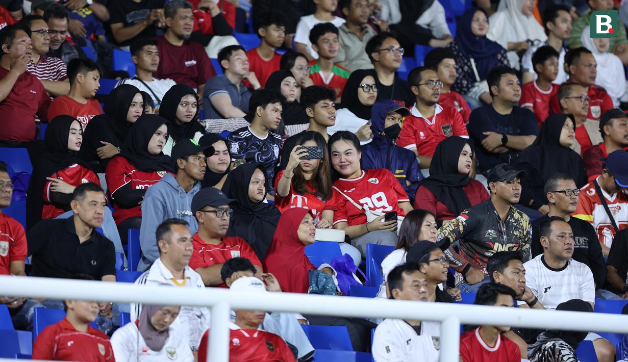 Para pendukung Timnas Indonesia U-17 memadati tribune dalam laga Grup A Piala AFF U-17 2026 melawan Vietnam di Stadion Gelora Delta Sidoarjo, Sidoarjo, Jawa Timur, Minggu (19/04/2026). (Bola.com/M Iqbal Ichsan)
