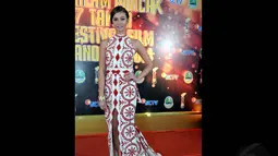 Malam itu Yuki Kato tampak cantik mengenakan gaun berwarna merah dan putih, Bandung, (13/9/14). (Liputan6.com/Panji Diksana)
