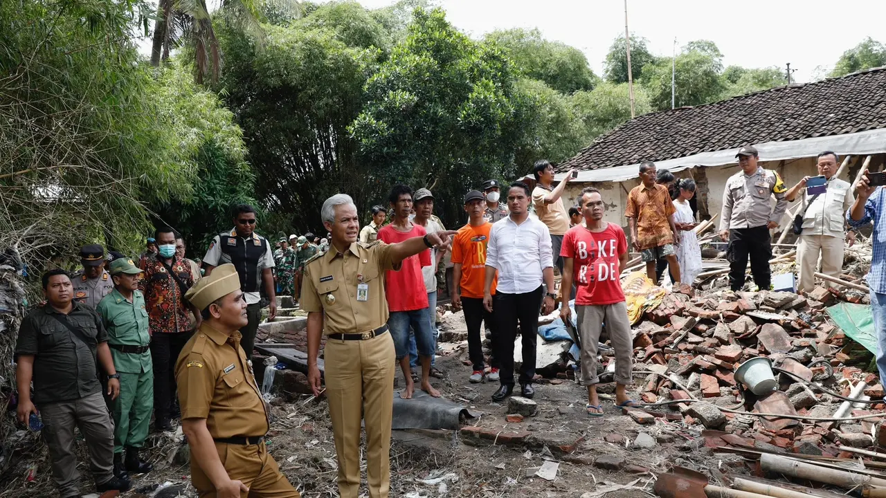 Gubernur Jawa Tengah Ganjar Pranowo, meninjau langsung desa yang paling parah terdampak banjir Kabupaten Brebes yakni Desa Jatibarang. (Istimewa)