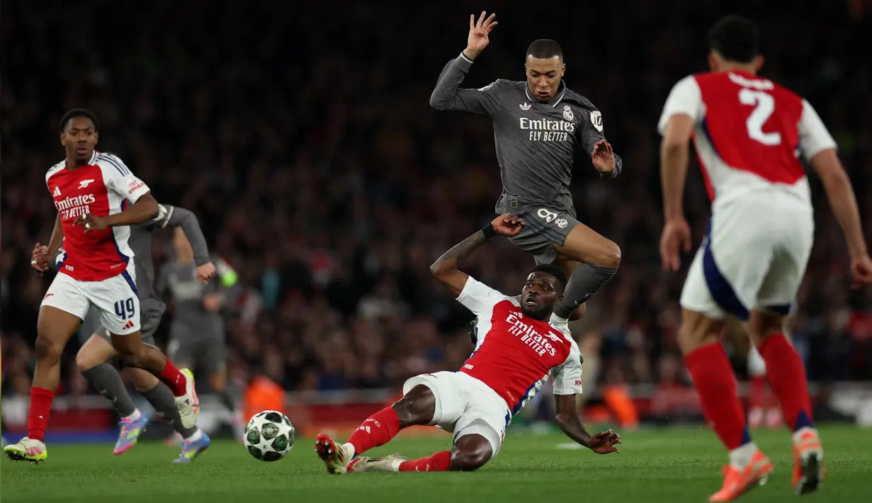 Di sisa waktu pertandingan, Real Madrid mencoba segala cara untuk mencetak gol balasan, tapi hingga akhir laga keunggulan Arsenal tidak berubah. (Adrian Dennis/AFP)