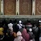 Umat muslim berziarah ke makam Raden Syahid atau Sunan Kalijaga di Desa Kadilangu, Demak, Jawa Tengah, Selasa (29/3/2022). Setelah sempat ditutup akibat pandemi Covid-19, makam salah satu Wali Songo tersebut ramai didatangi peziarah sebagai tradisi jelang Ramadhan. (merdeka.com/Iqbal S Nugroho)