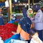 Suasana pasar tradisional di Pekanbaru disaat harga sembako naik menjelang Ramadan. (Liputan6.com/M Syukur)