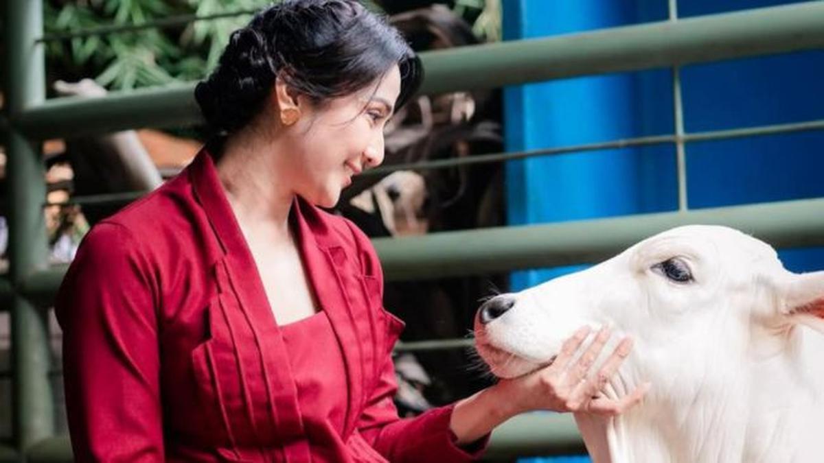 5 Potret Maudy Koesnaedy Sambangi Aviary DeHakim, Happy Kenalan dengan Kuda hingga Sapi