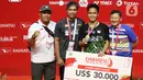 Pebulutangkis Indonesia, Anthony Sinisuka Ginting (kedua kanan) bersama tim pelatihnya usai laga final tunggal putra Indonesia Masters 2020 melawan Anders Antonsen (Denmark) di Istora GBK, Jakarta, MInggu (19/1/2020). Anthony Sinisuka unggul 17-21 21-15 21-9. (Liputan6.com/Helmi Fithriansyah)