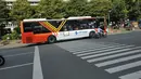 Untuk divisi Metro Trans, Transjakarta juga memiliki armada bus yang menggunakan sasis Mercedes-Benz, yaitu Mercedes-Benz O 500 U 1726. Sasis khusus bus dengan dek rendah ini dilengkapi dengan mesin OM 906 LA yang sanggup menghasilkan tenaga hingga 260Hp dengan torsi mencapai 950Nm