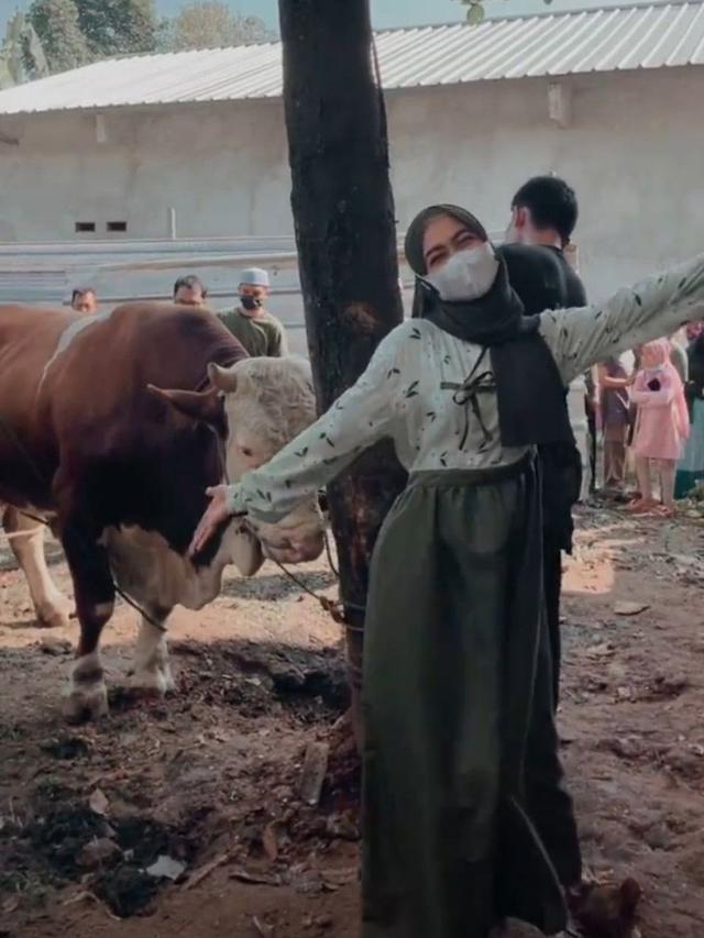 6 Momen Ria Ricis Rayakan Idul Adha, Terjun Langsung Menguliti Sapi Kurbannya