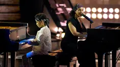 Penyanyi Alicia Keys dan putranya Egypt Dean beraksi bermain piano di panggung iHeartRadio Music Awards 2019 di Los Angeles, California, AS (14/3). Alicia Keys dan putranya membawakan lagu "Raise A Man". (AP Photo/Chris Pizzello)