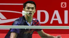 Pebulu tangkis tunggal putra Indonesia, Jonatan Christie saat berhadapan dengan Su Li Yang (Taiwan) pada babak 32 besar Daihatsu Indonesia Master 2025 di Istora Senayan, Jakarta, Rabu (22/1/2025). (Liputan6.com/Herman Zakharia)