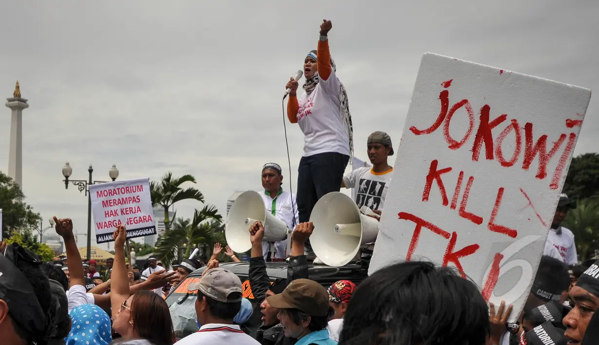 Salah satu massa berorasi saat unjuk rasa di depan Istana Merdeka, Jakarta, Selasa (7/4/2015). Mereka menagih janji Presiden Jokowi mencabut moratorium terkait larangan pengiriman TKI ke Timur Tengah. (Liputan6.com/Faizal Fanani)