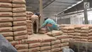 Pekerja tengah memindahkan semen yang akan dijual di Jakarta Barat, Kamis (19/4). Penopangnya adalah konsumsi semen bulan Maret yang mencapai 5,21 juta ton atau naik 3,4% yoy. (Liputan6.com/Angga Yuniar)