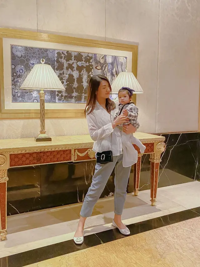 Jadi Mama Muda, Gaya 7 Artis Indonesia Ini Tetap Bak ABG