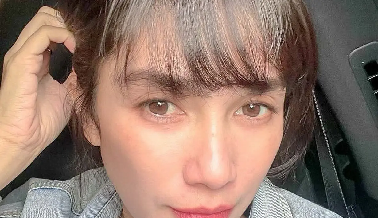 Terakhir, potret selfie Ussy bak seorang gadis. Dengan rambut berponi yang imut, Ussy tak banyak mengenakan riasan wajah, kecuali lipstik bernuansa merah muda yang cocok dengan tone kulitnya. Mana potret Ussy Sulistiawaty yang jadi favoritmu, Sahabat FIMELA?