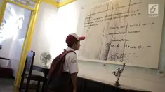 Siswa SDN Menteng Atas 05 Pagi mengamati replika naskah Proklamasi di Museum Perumusan Naskah Proklamasi di Menteng, Jakarta, Selasa (20/8/2019). Kunjungan tersebut merupakan bentuk pendidikan sekaligus pengenalan sejarah perjuangan Bangsa Indonesia sejak usia dini. (Liputan6.com/Faizal Fanani)