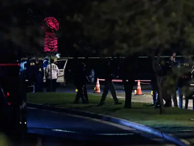 Petugas menyelidiki di dekat daerah ledakan Minggu malam  di Austin, Texas (18/3). Sedikitnya dua orang terluka akibat insiden ini setelah beberapa hari tiga bom paket membunuh dua orang di kota yang sama pada awal bulan ini. (AP Photo/Eric Gay)