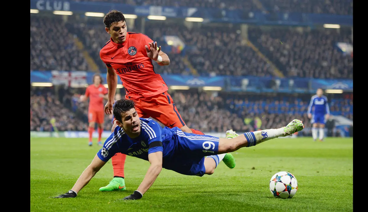 Duel panas terjadi di leg kedua 16 besar Liga Champions antara Chelsea dengan Paris St Germain di Stadion Stamford Bridge, London, Inggris (11/3/15) . Chelsea bermain imbang 2-2 dengan Paris St Germain. (Reuters/Tony O'Brien)