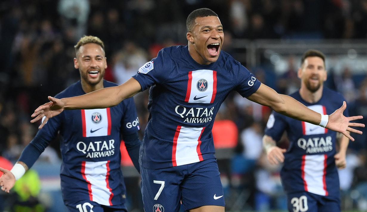 Kylian Mbappe. Striker Prancis berusia 24 tahun milik PSG ini sebenarnya memiliki jumlah yang sama dengan Erling Haaland dalam raihan hattrick bersama PSG pada tahun 2022 sebanyak 4 kali hattrick di ajang Ligue-1 dan Piala Prancis. Namun Kylian Mbappe layak dinobatkan sebagai raja hattrick di liga top Eropa dengan kesuksesannya mencetak 1 kali hattrick pada ajang Piala Dunia 2022 bersama Timnas Prancis. Hattrick kelimanya tersebut di cetak saat partai final Piala Dunia 2022 kala The Bleus dikalahkan Argentina melalui adu penalti 4-2 (3-3). (AFP/Franck Fife)