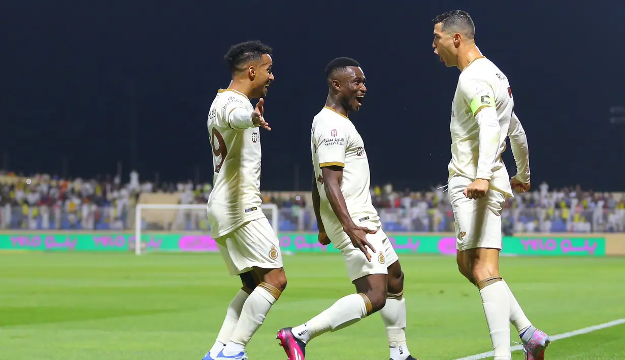 Selebrasi striker Al Nassr FC, Cristiano Ronaldo (kanan) setelah mencetak gol ketiga timnya ke gawang Al Adalah pada laga pekan ke-22 Liga Arab Saudi 2022/2023 di Prince Abdullah Stadium, Rabu (5/4/2023) dini hari WIB. (twitter@AlNassrFC)