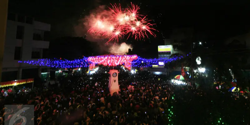 20160208-Pesta Kembang Api Warnai Pergantian Tahun Imlek di Solo-Jateng