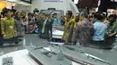 Di pameran Indo Defence, Jokowi meninjau ke berbagai stand, Jakarta, Jumat (7/11/2014). (Liputan6.com/Herman Zakharia)