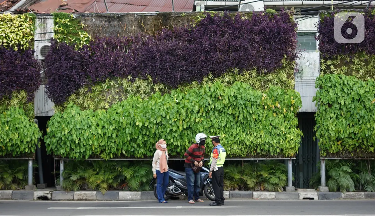 Polisi menghentikan pengendara sepeda motor saat Operasi Yustisi Protokol Covid-19 di kawasan Tugu Tani, Jakarta, Senin (14/9/2020). Operasi tersebut digelar sebagai langkah untuk menekan penyebaran Covid-19 di masa PSBB Jakarta. (Liputa6.com/Immanuel Antonius)