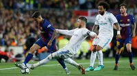 Pemain Barcelona, Coutinho berebut bola dengan pemain Real Madrid, Sergio Ramos pada pertandingan La Liga Spanyol di Stadion Camp Nou, Minggu (6/5). Barcelona bisa memaksakan hasil imbang dengan Real Madrid 2-2. (AP/Manu Fernandez)