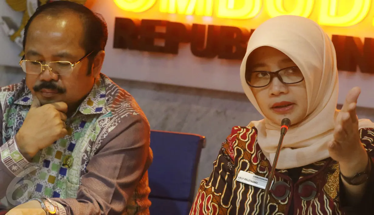 Wakil Pimpinan Ombudsman, Lely Pelitasari (kanan) memberikan keterangan saat menghadiri peresmian pusat pelaporan dan media center di Ombudsman, Jakarta, Rabu (8/2). (Liputan6.com/Helmi Afandi) 