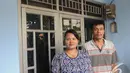Orangtua Sony Wakwaw berpose di depan rumah baru mereka di kawasan Cibubur, Jakarta Timur. Foto diambil pada Kamis (4/12/2014). (Liputan6.com/Herman Zakharia)