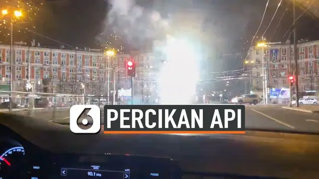 VIDEO: Percikan Api Muncul di Jalanan Rusia, Pengguna Jalan Panik