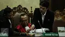 Hakim Ketua memeriksa berkas acara sidang kasus pembunuhan Wayan Mirna Salihin di PN Jakarta Pusat, Rabu (13/7). Sidang mendengarkan kesaksian Hanie Juwita Boon, teman minum kopi korban dan tersangka, Jessica Kumala Wongso.  (Liputan6.com/Faizal Fanani)