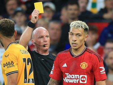 Kejadian unik baru saja menimpa tiga wasit Premier League yang harus turun kasta bertugas di Championship hingga musim 2023/2024 berakhir. Uniknya ketiganya terbukti telah memberi keputusan yang salah hingga merugikan Wolverhampton Wanderers dalam laga Premier League musim 2023/2024. Siapa saja sih ketiga wasit tersebut? Ini dia daftar lengkapnya. (AFP/Lindsey Parnaby)