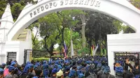 Ribuan orang dari suku Badui mendatangi kantor gubernur Banten. (Liputan6.com/Yandhi Deslatama)