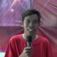 Kesuksesan Dede Kusnandar di dunia entertainment mengharuskannya menghadapi segala konsekuensi pekerjaan. Meninggalkan istri yang baru melahirkan merupakan hal terberat baginya.