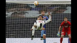 Gelandang Tottenham Hotspur, Dele Alli mencetak gol spektakuler dalam pertandingan sepak bola leg kedua Liga Europa melawan Wolfsberg, Rabu (24/2/2021). (Foto: AFP/Adrian Dennis)