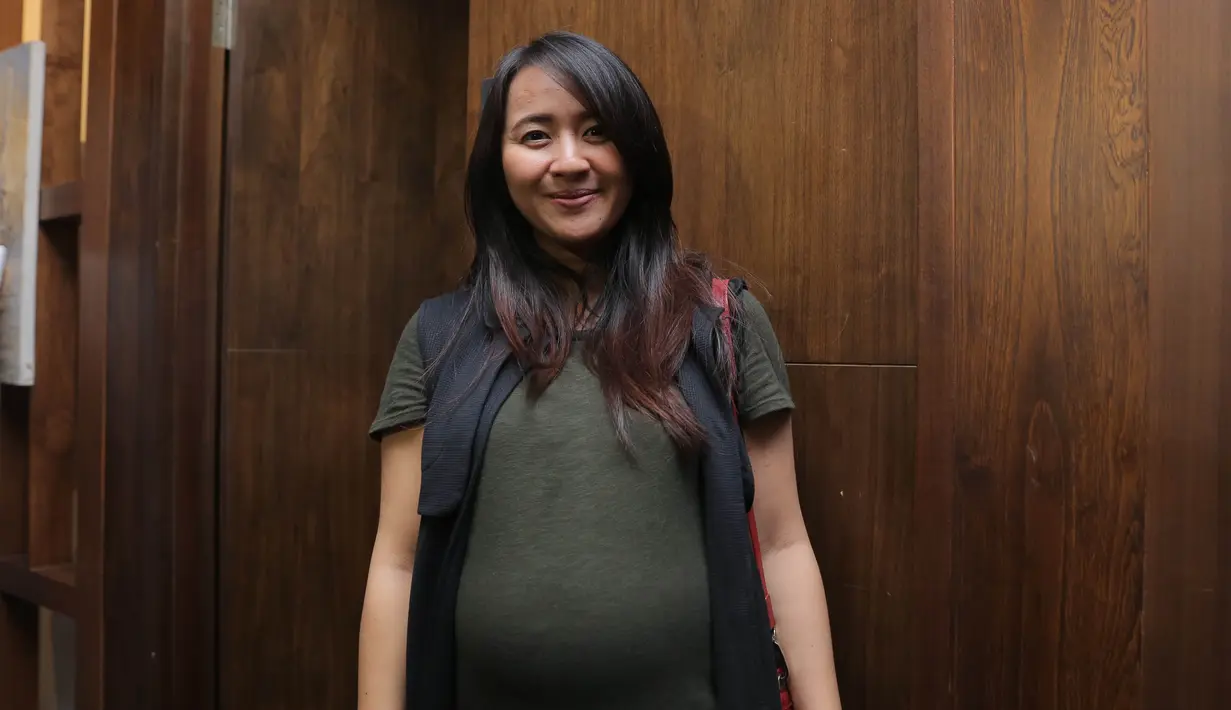 Usia kehamilan Chua Kotak sudah jalan tujuh bulan. Demi memperlancar proses kelahiran bayinya nanti, Chua disarankan banyak melakukan gerak. (Andy Masela/Bintang.com)