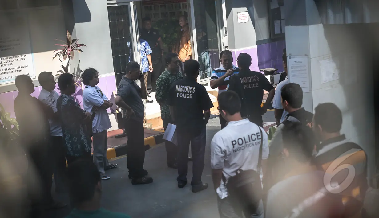 Tim Bareskrim Mabes Polri menggeledah jaringan gembong narkoba Freddy Budiman di Rumah Tahanan (Rutan) Salemba, Jakarta, Jumat (10/4/2015). Tim Bareskrim Mabes Polri mengamankan kaki tangan Freddy Budiman yaitu Kim dan Acuan. (Liputan6.com/Faizal Fanani)