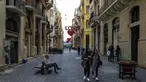 Warga beraktivitas di sebuah jalan yang di dekorasi simbol hati di pusat ibukota Lebanon, Beirut (8/2). Kota tersebut bersiap untuk merayakan Hari Valentine pada 14 Februari. (AFP Photo/Joseph Eid)
