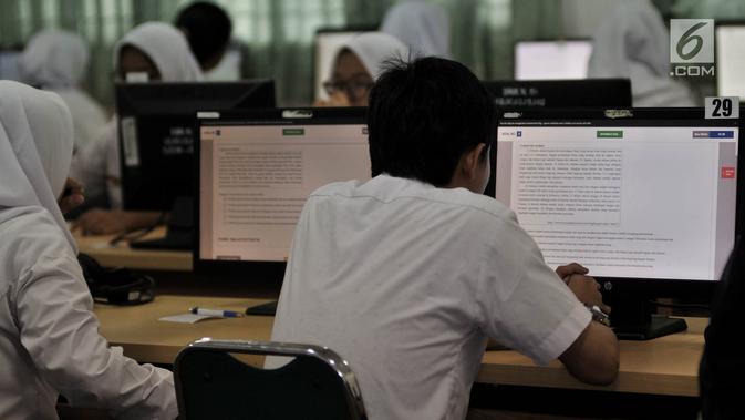 Sejumlah siswa mengikuti Ujian Nasional Berbasis Komputer (UNBK) di Sekolah Menengah Kejuruan Negeri  (SMKN) 50 Jakarta, Senin (25/3). Sebanyak 69.407 siswa dari 578 SMK di DKI Jakarta mengikuti UNBK yang diselenggarakan pada 25-28 Maret 2019. (merdeka.com/Iqbal S. Nugroho)