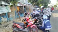 Razia parkir liar, petugas gemboskan ban motor yang parkir sembarangan di Jakarta Selatan