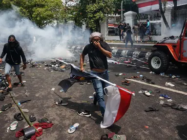 Orang-orang berlari menghindari gas air mata saat aksi unjuk rasa menuntut pengunduran diri Bupati Sudewo di Pati, Jawa Tengah, pada 13 Agustus 2025. (Foto: AFP)
