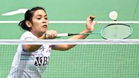 Pebulu tangkis tunggal putri Indonesia, Gregoria Mariska Tunjung berusaha mengembalikan kok ke arah pebulu tangkis tunggal putri Jepang, Akane Yamaguchi pada laga semifinal Hong Kong Open 2023 di Hong Kong Coliseum, Sabtu (17/9/2023). Jorji kalah dengan skor 17-21,25-23, dan 18-21. (AFP/Peter Parks)