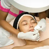 Ilustrasi perawatan wajah di klinik kecantikan. ampyang/DepositPhotos.com)