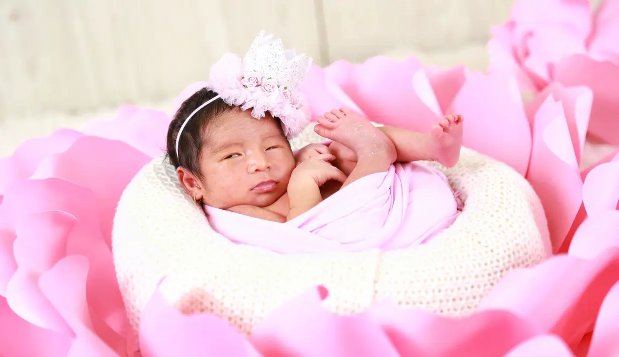 Awalnya, Nindy Ayunda sempat merasakan khawatir. Mengingat putrinya yang masih merah harus 'dipaksa' sedikit untuk gaya. Hal ini tidak bisa dilakukan lagi saat anaknya usia lebih satu bulan. (Adrian Putra/Bintang.com)