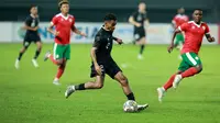 Pemain Timnas Indonesia, Yakob Sayuri menggiring bola saat melawan Burundi pada pertandingan kedua FIFA Matchday di Stadion Patriot Candrabhaga, Bekasi, Selasa (28/3/2023). (Bola.com/M Iqbal Ichsan)
