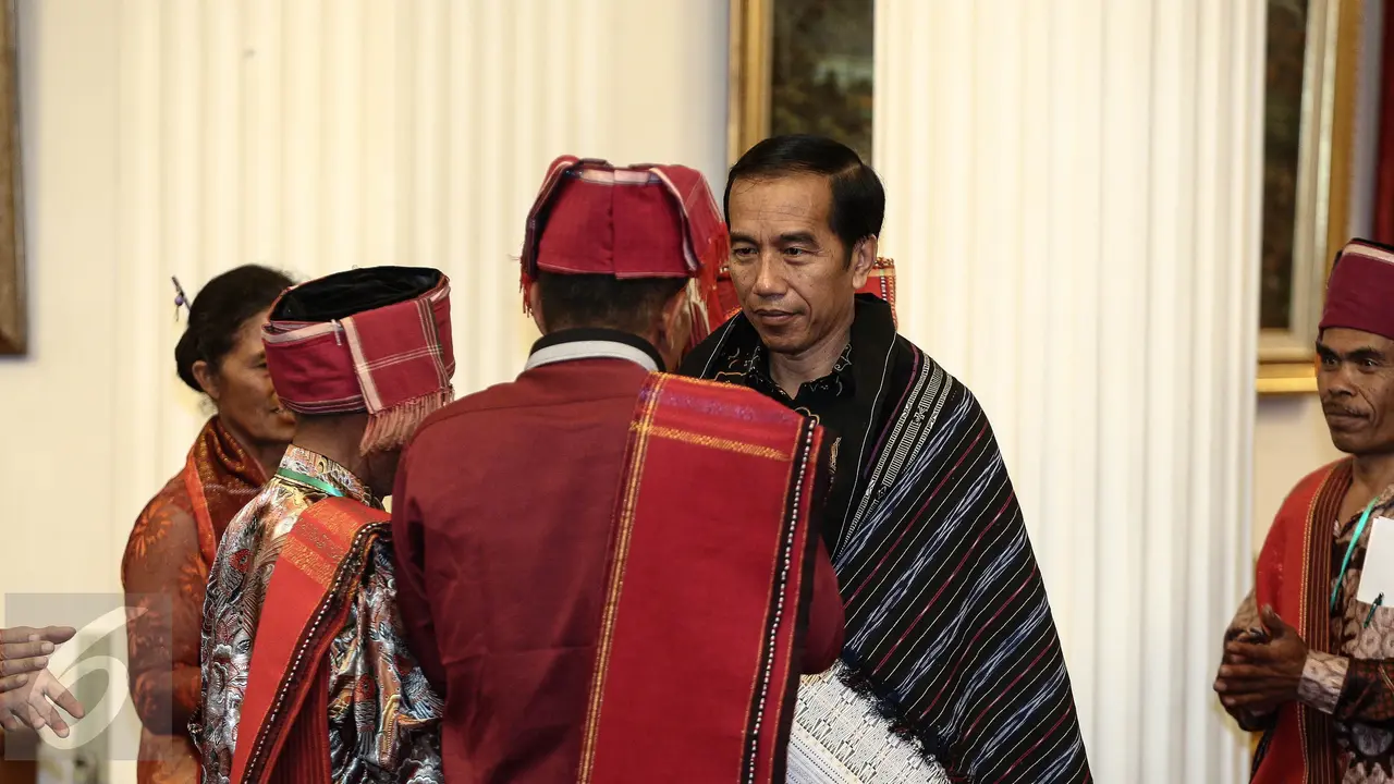 20161230-Jokowi Dihadiahkan Kain Ulos dari Kepala Adat-Jakarta