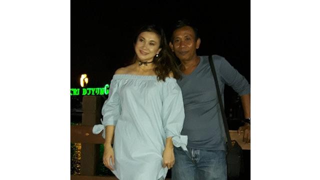 Jarang Tersorot, Ini 7 Potret Kebersamaan Fanny Fadillah dengan Sang Istri