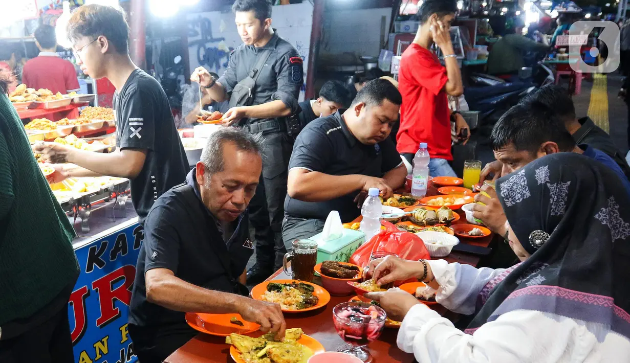 Untuk harga perporsinya sangat bervariasi, mulai dari Rp 20 ribu hingga Rp 50 ribu, tergantung lauk yang dipilih oleh pembeli. (Liputan6.com/Herman Zakharia)